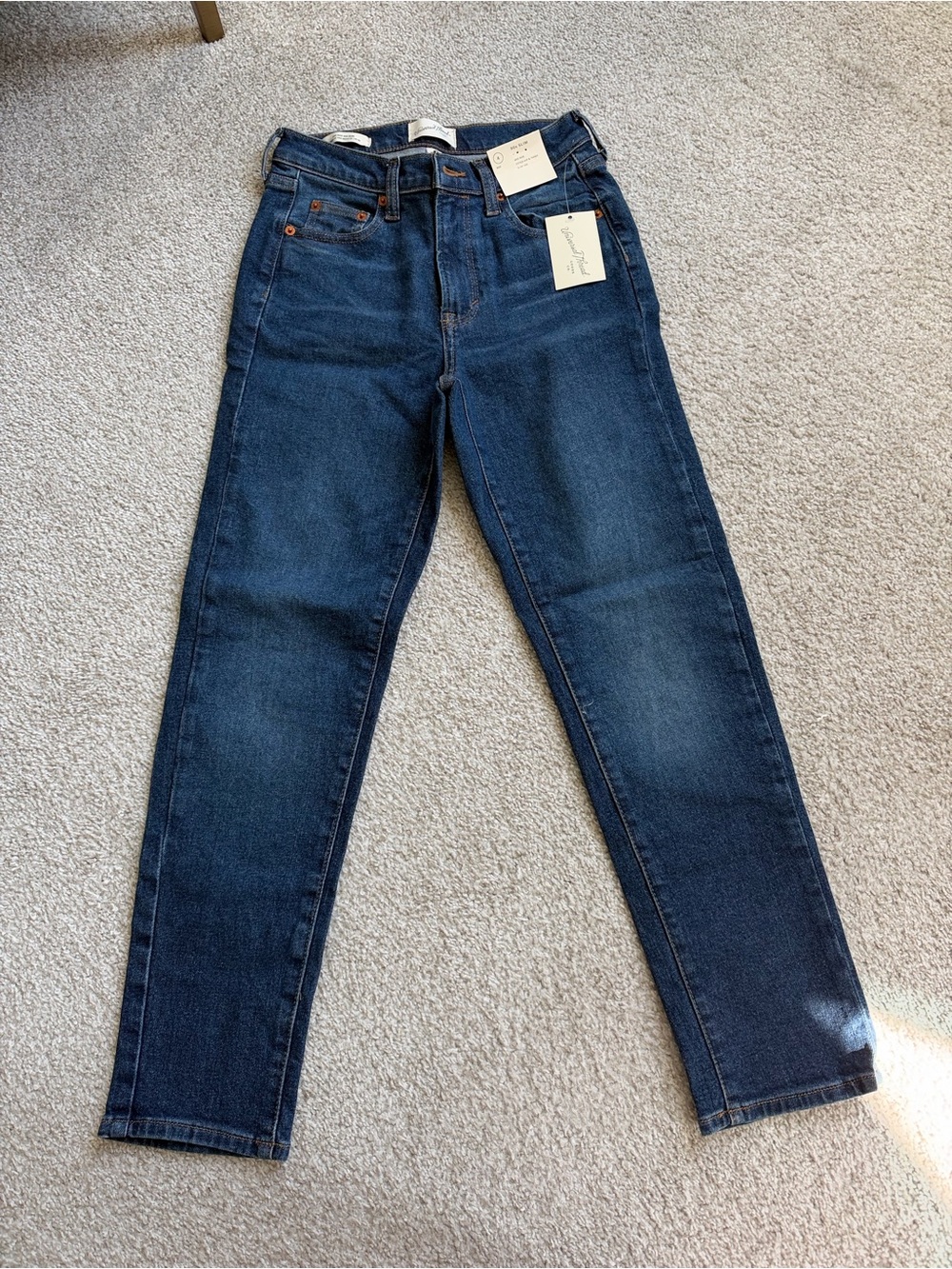 NWT Never Worn Universal Thread Mid-Rise 80s Slim Straight Jeans Dark Wash 4R